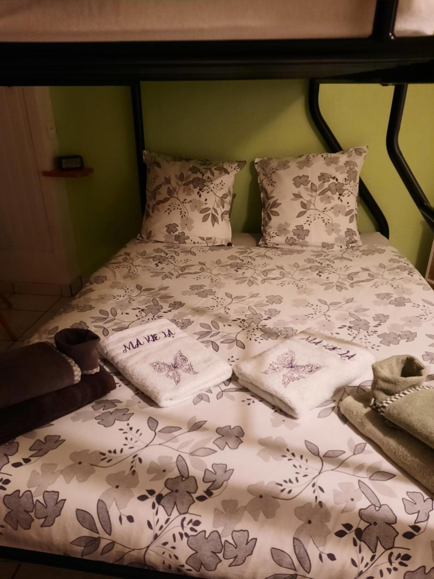 Gîte ma vie là avec jacuzzi privatif Saint-Julien-de-Cassagnas Chambre photo